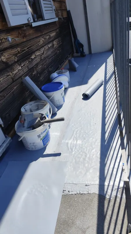 Balkon wird mit Triflex-Flüssigabdichtung fugenlos abgedichtet