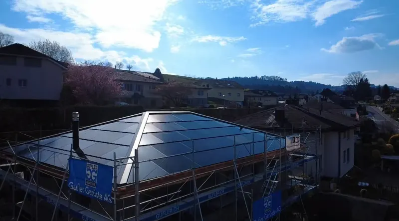 Dachbaustelle mit Panorama und Bergen