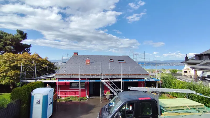 Neues Schieferdach eines Einfamilienhauses mit Blick auf den Zürichsee