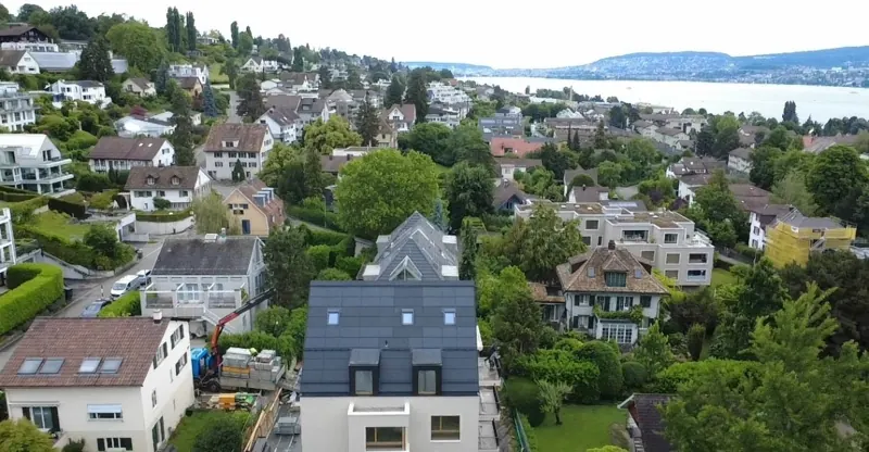 Fertiges Indach-Solardach in Dächer mit Blick auf den Zürichsee