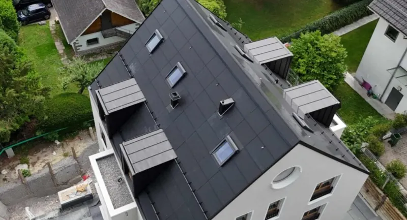 Fertiges Indach-Solardach mit rahmenlosen Modulen und Gauben