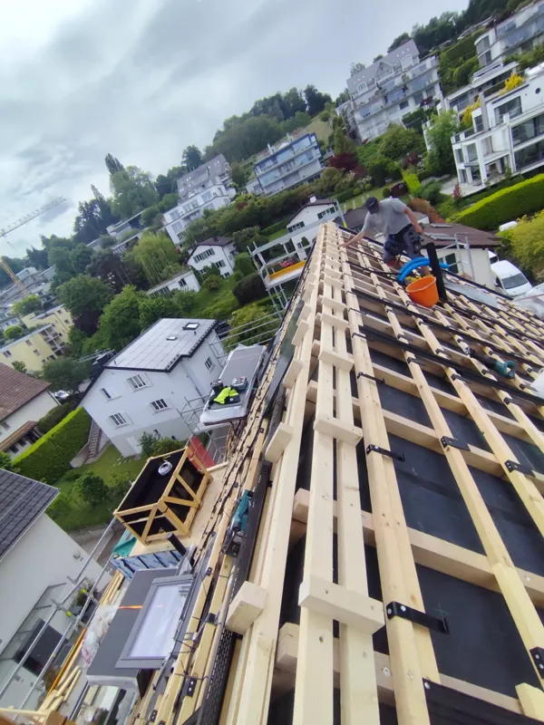 Dachlattung während der Montage mit Seeblick