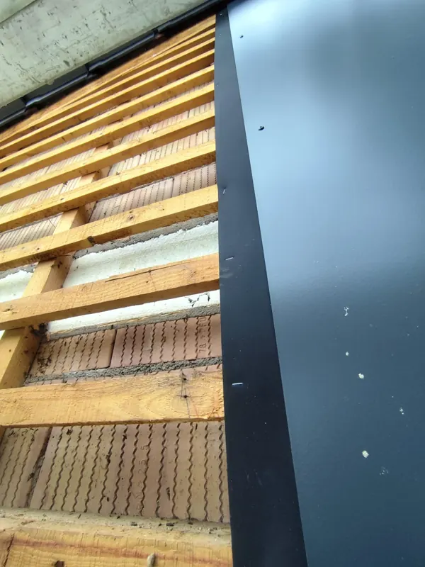Schichtaufbau einer Fassade mit Lattung, Dämmung und Deckplatte