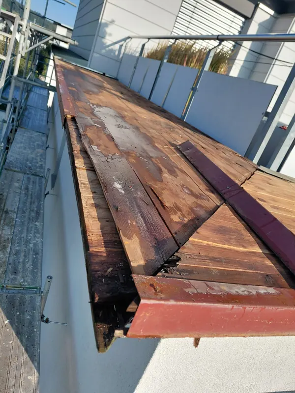 Durch Wasser beschädigte Holzabdeckung vor der Reparatur