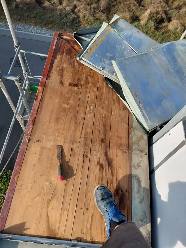 Rückbau der beschädigten Holzabdeckung