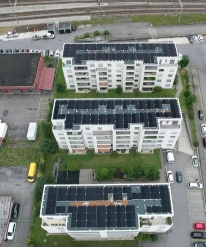 Aufdach-Solaranlage auf dem Flachdach eines Mehrfamilienhauses