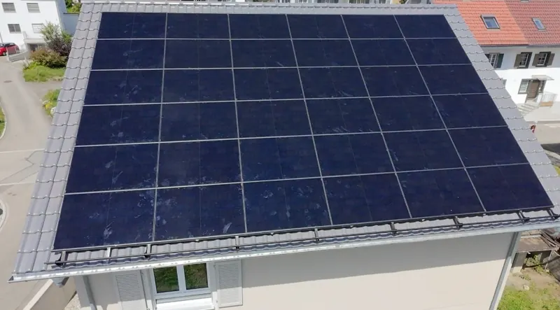 Aufdach-Solaranlage auf einem Ziegeldach, Drohnenaufnahme